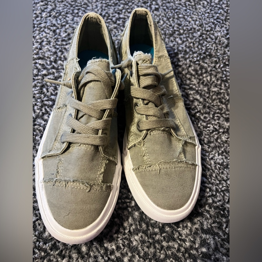 Blowfish size 8 EUC